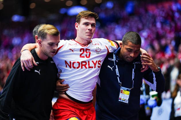 Lukas Joergensen Daenemark, 25 is carried off the court with injury by Johan Hansen Daenemark, 26 and Mads Mensah Daenemark, 22 DEN, Romania vs Denmark, Handball, EHF European Championship 2026, Group B, Matchday 2, 18 01 2026 DEN, Romania vs Denmark, Handball, EHF European Championship 2026, Group B, Matchday 2, 18 01 2026 Herning Copyright: xEibner-Pressefoto MarcelxvonxFehrnx EP_MFN