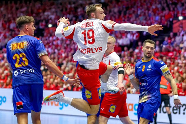 18 01 2026, Handball, Men s EHF EURO 2026, Denmark Romania, Jyske Bank Boxen in Herning, Denmark, Preliminary Round Mathias Gidsel Denmark 19 throws past Calin Dedu Romania 23 on goal Denmark