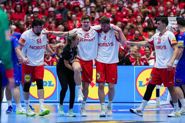 Injury Lukas Joergensen Denmark, 25 DEN, Romania vs Denmark, Handball, EHF European Championship 2026, Group B, Matchday 2, 18 01 2026 DEN, Romania vs Denmark, Handball, EHF European Championship 2026, Group B, Matchday 2, 18 01 2026 Herning Copyright: xEibner-Pressefoto MarcelxvonxFehrnx EP_MFN