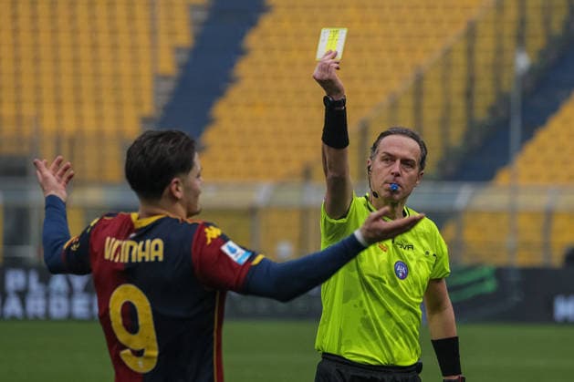 CALCIO - Serie A - Parma Calcio vs Genoa CFC Genoa s Vitinha is cautioned by the referee of the match Luca Pairetto during Parma Calcio vs Genoa CFC, Italian soccer Serie A match in Parma, Italy, January 18 2026 Parma Italy  Copyright: xIPAxSport ABACAx