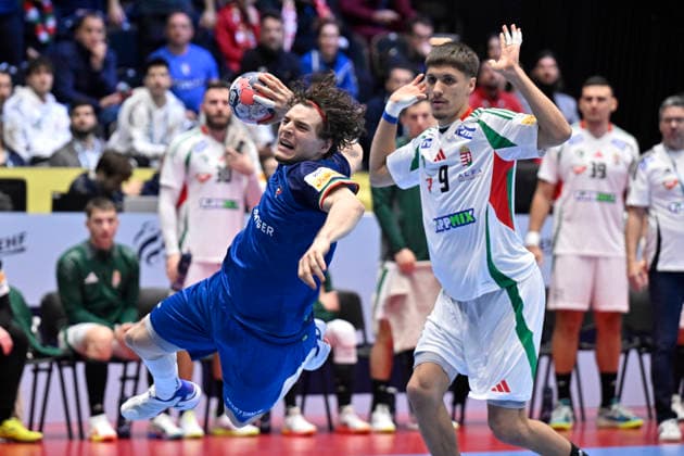 KRISTIANSTAD, SWEDEN 20260118 Italy s Giacomo Savini and Hungary s Andrej Pergel during the 2026 EHF European Men s Handball Championship the EHF Euro 2026 match between Italy and Hungary at Kristianstad Arena, in Kristianstad, Sweden, on January 18, 2026 KRISTIANSTAD SWEDEN x50090x  Copyright: xJohanxNilsson TTx EHF EURO 2026 ITALY-HUNGARY
