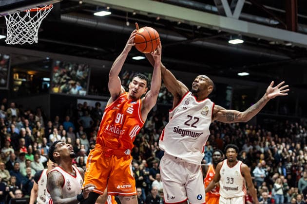 GER, easy Credit Basketball Bundesliga, Niners Chemnitz FC Bayern München Basketball 18 01 2026, Messe, Chemnitz, GER, easy Credit Basketball Bundesliga, Niners Chemnitz FC Bayern München Basketball Yordan Minchev Niners Chemnitz, 91 , Isiaha Mike FC Bayern München Basketball 22 Foto Alexander Trienitz Chemnitz Messe Sachsen Germany