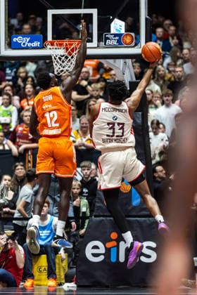 GER, easy Credit Basketball Bundesliga, Niners Chemnitz FC Bayern München Basketball 18 01 2026, Messe, Chemnitz, GER, easy Credit Basketball Bundesliga, Niners Chemnitz FC Bayern München Basketball David McCormack FC Bayern München Basketball 33 , Amadou Sow Niners Chemnitz, 12 Foto Alexander Trienitz Chemnitz Messe Sachsen Germany