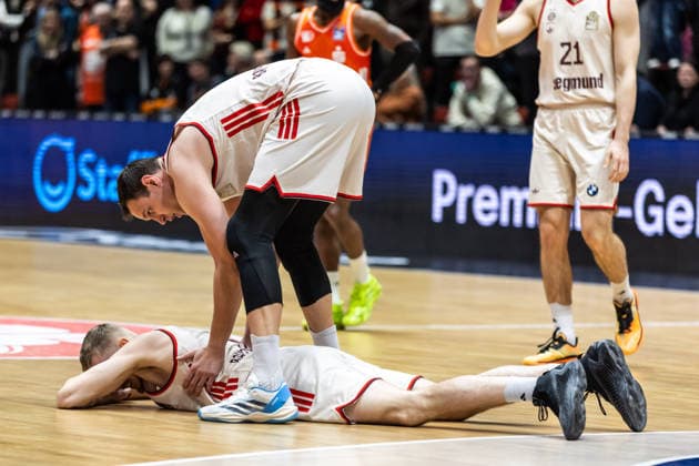 GER, easy Credit Basketball Bundesliga, Niners Chemnitz FC Bayern München Basketball 18 01 2026, Messe, Chemnitz, GER, easy Credit Basketball Bundesliga, Niners Chemnitz FC Bayern München Basketball Niels Giffey FC Bayern München Basketball 5 on the ground, Johannes Voigtmann FC Bayern München Basketball 7 looks after Photo Alexander Trienitz Chemnitz Messe Sachsen Germany