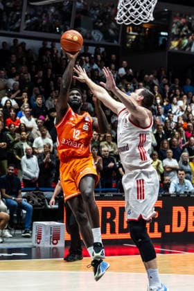 GER, easy Credit Basketball Bundesliga, Niners Chemnitz FC Bayern München Basketball 18 01 2026, Messe, Chemnitz, GER, easy Credit Basketball Bundesliga, Niners Chemnitz FC Bayern München Basketball Amadou Sow Niners Chemnitz, 12 , Johannes Voigtmann FC Bayern München Basketball 7 Foto Alexander Trienitz Chemnitz Messe Sachsen Germany