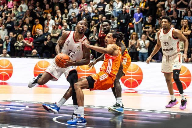GER, easy Credit Basketball Bundesliga, Niners Chemnitz FC Bayern München Basketball 18 01 2026, Messe, Chemnitz, GER, easy Credit Basketball Bundesliga, Niners Chemnitz FC Bayern München Basketball Isiaha Mike FC Bayern München Basketball 22 , Kevin Yebo Niners Chemnitz, 0 Foto Alexander Trienitz Chemnitz Messe Sachsen Germany
