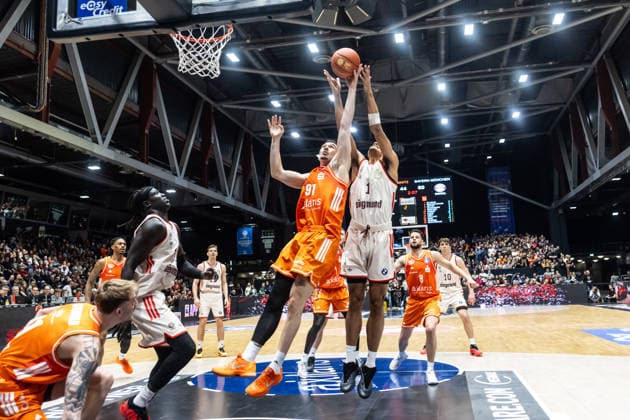 GER, easy Credit Basketball Bundesliga, Niners Chemnitz FC Bayern München Basketball 18 01 2026, Messe, Chemnitz, GER, easy Credit Basketball Bundesliga, Niners Chemnitz FC Bayern München Basketball Yordan Minchev Niners Chemnitz, 91 , Oscar da Silva FC Bayern München Basketball 1 Foto Alexander Trienitz Chemnitz Messe Sachsen Germany
