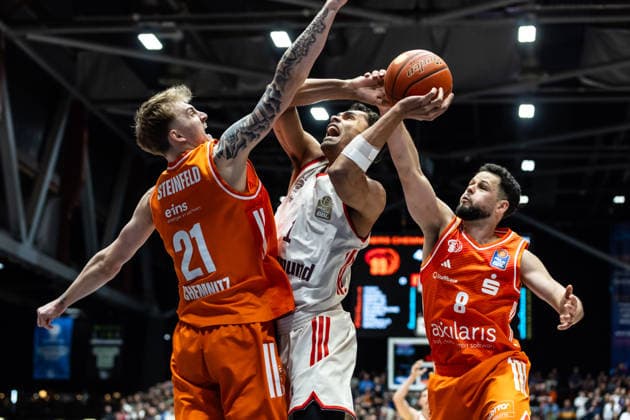 GER, easy Credit Basketball Bundesliga, Niners Chemnitz FC Bayern München Basketball 18 01 2026, Messe, Chemnitz, GER, easy Credit Basketball Bundesliga, Niners Chemnitz FC Bayern München Basketball Oscar da Silva FC Bayern München Basketball 1 , Julian Steinfeld Niners Chemnitz, 21 , Jordan Schakel Niners Chemnitz, 8 Foto Alexander Trienitz Chemnitz Messe Sachsen Germany