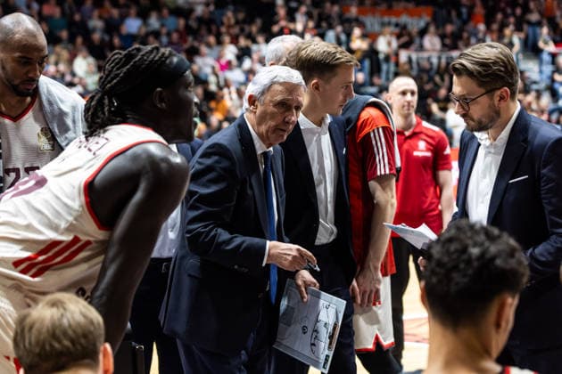 GER, easy Credit Basketball Bundesliga, Niners Chemnitz FC Bayern München Basketball 18 01 2026, Messe, Chemnitz, GER, easy Credit Basketball Bundesliga, Niners Chemnitz FC Bayern München Basketball Oscar da Silva FC Bayern München Basketball 1 talks to his players Photo Alexander Trienitz Chemnitz Messe Sachsen Germany