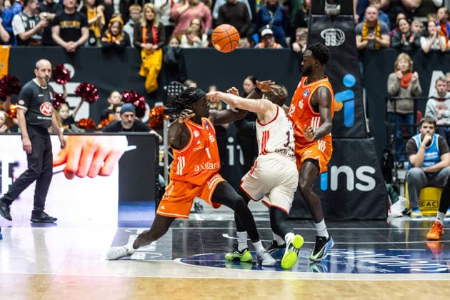 GER, easy Credit Basketball Bundesliga, Niners Chemnitz FC Bayern München Basketball 18 01 2026, Messe, Chemnitz, GER, easy Credit Basketball Bundesliga, Niners Chemnitz FC Bayern München Basketball Andreas Obst FC Bayern München Basketball 13 , Aher Uguak Niners Chemnitz, 1 Foto Alexander Trienitz Chemnitz Messe Sachsen Germany