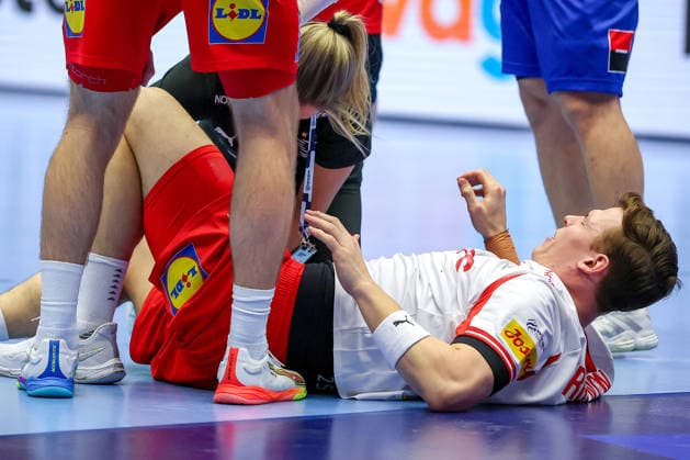 18 01 2026, Handball, Men s EHF EURO 2026, Denmark Romania, Jyske Bank Boxen in Herning, Denmark, Preliminary Round Lukas Lindhard Jorgensen Denmark 25 lies injured and in pain on the floor and needs medical attention Denmark
