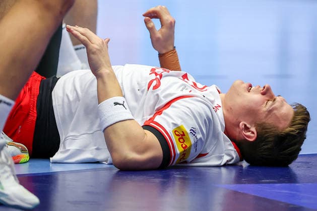 18 01 2026, Handball, Men s EHF EURO 2026, Denmark Romania, Jyske Bank Boxen in Herning, Denmark, Preliminary Round Lukas Lindhard Jorgensen Denmark 25 lies injured and in pain on the floor and needs medical attention Denmark