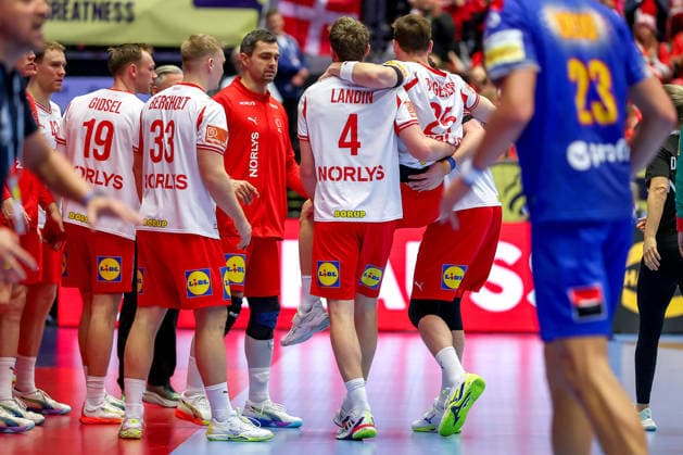 18 01 2026, Handball, Men s EHF EURO 2026, Denmark Romania, Jyske Bank Boxing in Herning, Denmark, Preliminary Round Lukas Lindhard Jorgensen Denmark 25 injured and in pain has to be carried out of the hall Denmark