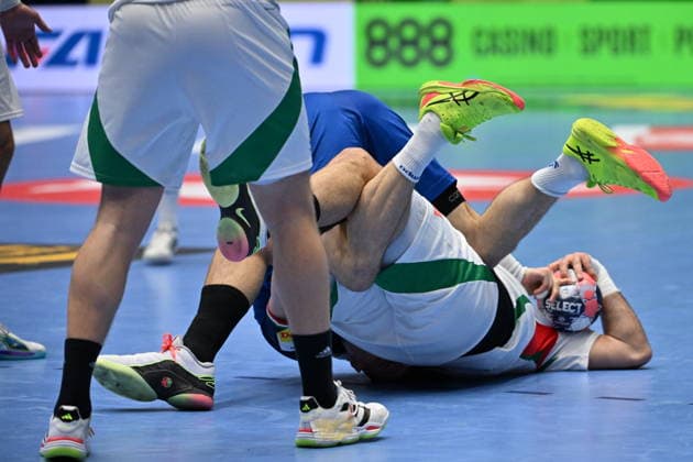 KRISTIANSTAD, SVERIGE 20260118 Italy s Simone Mengon and Hungary s Miklos Rosta in action during the 2026 EHF European Men s Handball Championship the EHF Euro 2026 match between Italy and Hungary at Kristianstad Arena, in Kristianstad, Sweden, on January 18, 2026 KRISTIANSTAD SVERIGE x50090x  Copyright: xJohanxNilsson TTx EHF EURO 2026 ITALY-HUNGARY