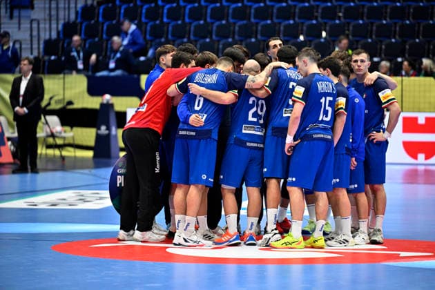 KRISTIANSTAD, SWEDEN 20260118 Italy s team after losing the the 2026 EHF European Men s Handball Championship the EHF Euro 2026 match between Italy and Hungary at Kristianstad Arena, in Kristianstad, Sweden, on January 18, 2026 KRISTIANSTAD SWEDEN x50090x  Copyright: xJohanxNilsson TTx EHF EURO 2026 ITALY-HUNGARY