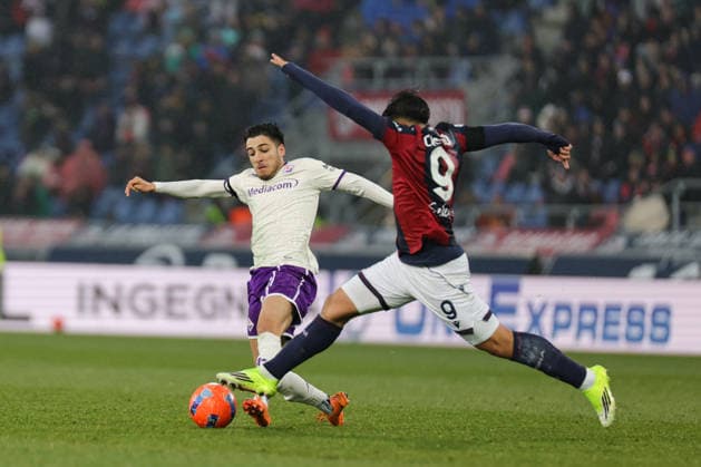 Bologna FC v ACF Fiorentina - Campionato Serie A Fabiano Parisi of ACF Fiorentina and Santiago Castro of Bologna FC ,battle for the ball during the Italian Serie A football match between Bologna FC and ACF Fiorentina , on January 18, 2026 at the Renato Dall™Ara stadium in Bologna ,Italy Bologna Italy  Copyright: xAndreaxMartinix originalFilename:martini-bolognaf260118_npZEB.jpg