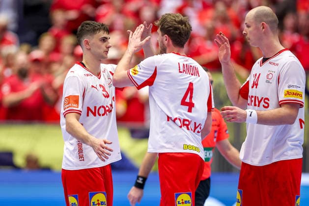 18 01 2026, Handball, Men s EHF EURO 2026, Denmark Romania, Jyske Bank Boxen in Herning, Denmark, Preliminary Round Mads Hoxer Hangaard Denmark 38 Magnus Landin Jacobsen Denmark 04 Simon Hald Jensen Denmark 34 after the victory Denmark