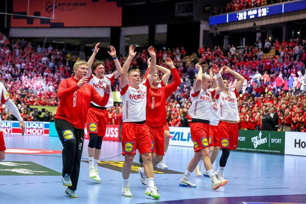 18 01 2026, Handball, Men s EHF EURO 2026, Denmark Romania, Jyske Bank Boxen in Herning, Denmark, Preliminary Round Final celebration after the Danes victory against Romania Emil Nielsen Denmark 12 Lasse Kjaer Moller Denmark 64 Emil Siersbaek Bergholt Denmark 33 Simon Hald Jensen Denmark 34 Mads Hoxer Hangaard Denmark 38 Denmark