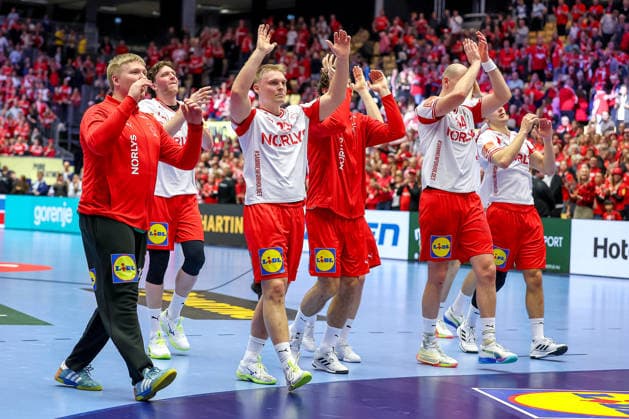 18 01 2026, Handball, Men s EHF EURO 2026, Denmark Romania, Jyske Bank Boxen in Herning, Denmark, Preliminary Round Final celebration after the Danes victory against Romania Emil Nielsen Denmark 12 Lasse Kjaer Moller Denmark 64 Emil Siersbaek Bergholt Denmark 33 Simon Hald Jensen Denmark 34 Mads Hoxer Hangaard Denmark 38 Denmark