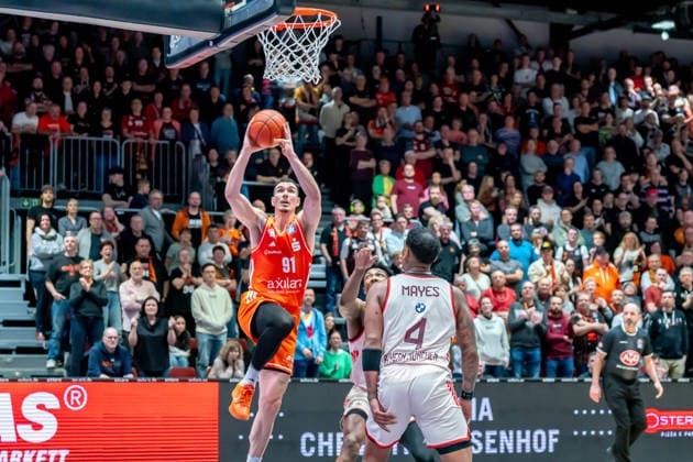 Chemnitz, Germany 18 January 2026 1 BBL 2025 2026 Niners Chemnitz vs FC Bayern Munich In the picture Yordan Minchev 99 goes for a dunk Copyright: xFotostandx xNachtigallx