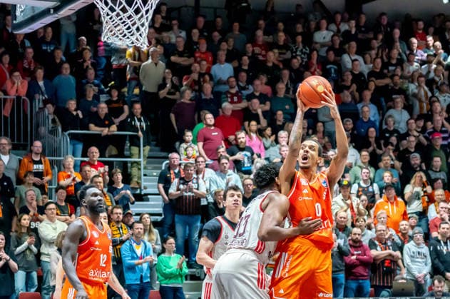 Chemnitz, Germany 18 January 2026 1 BBL 2025 2026 Niners Chemnitz vs FC Bayern Munich In the picture from left in the duel David McCormack FCB and Kevin Yebo 99 Copyright: xFotostandx xNachtigallx