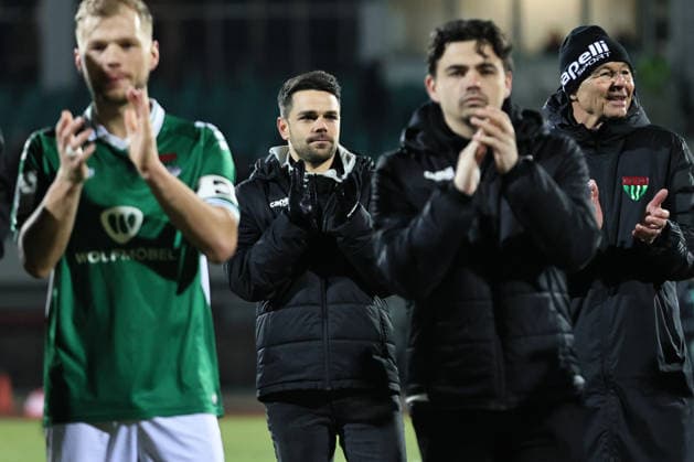 18 01 2026, Football, Men, Third League, Season 2025 2026, 20 Matchday 3 League FC Schweinfurt 05 Viktoria Köln Center Coach Victor Kleinhenz FC Schweinfurt 05 applauds in front of the fans Schweinfurt Riedel Bau Arena at Sachs Stadio Bayern Unterfranken Germany