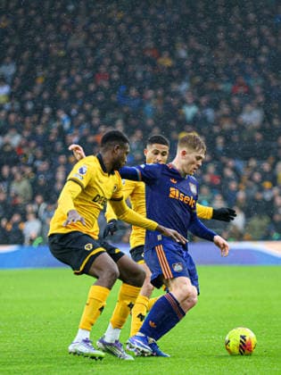 Lewis Hall (3 Newcastle United) on the ball during the Premier League football match between Wolverhampton Wanderers and Newcastle United at Molineux stadium in Wolverhampton, England Copyright: xNataliexMincher SPPx Sportspressphoto_SPR83222