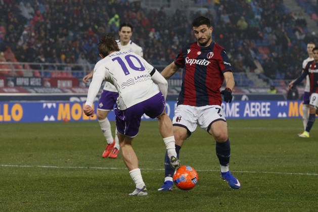 CALCIO - Serie A - Bologna FC vs ACF Fiorentina Albert Guomundsson of ACF Fiorentina battle for the ball with Riccardo Orsolini of Bologna FC during Bologna BFC vs ACF Fiorentina, 21Â° Serie A Enilive 2025-26 game at Renato Dall Ara stadium in Bologna (BO), Italy, on January 18, 2026. Bologna Italy  Copyright: xIPAxSport ABACAx