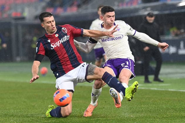 CALCIO - Serie A - Bologna FC vs ACF Fiorentina Casale Nicolo (Bologna Fc) in action on Gosens Robin (Fiorentina) during Bologna FC vs ACF Fiorentina, Italian soccer Serie A match in Bologna, Italy, January 18 2026 Bologna Italy  Copyright: xIPAxSport ABACAx