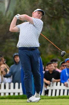 HONOLULU, HI - JANUARY 18: Robert McIntyre (SCO) watches his tee shot on 1 during the final round of the Sony Open on January 18, 2026, at Waialae Country Club, Honolulu, Hawaii. (Photo by Ken Murray Icon Sportswire) GOLF: JAN 18 PGA, Golf Herren Sony Open in Hawaii EDITORIAL USE ONLY Icon2601180054