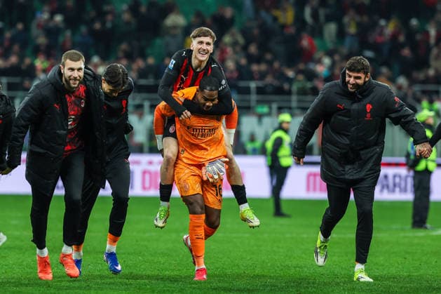 CALCIO - Serie A - AC Milan vs US Lecce Alexis Saelemaekers of AC Milan celebrates the victory at the end of the match with Mike Maignan of AC Milan during Serie A 2025 26 football match between AC Milan and US Lecce at San Siro Stadium in Milan Milan Italy  Copyright: xIPAxSport ABACAx