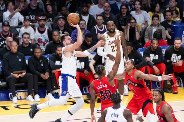 January 18, 2026, Los Angeles, California, USA: Los Angeles LakersÃ¢â‚¬â ¢ Luka DonÄÂiÄ¡ (77) shoots against the Toronto Raptors during an NBA, Basketball Herren, USA basketball game at Crypto.com Arena on Sunday, Jan. 18, 2026 in Los Angeles. Los Angeles USA - ZUMAc68_ 20260118_zaf_c68_045 Copyright: xRingoxChiux