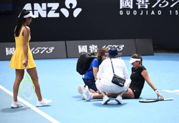 TENNIS AUSTRALIAN OPEN, Priscilla Hon of Australia looks on as her opponent Marina Stakusic of Canada receives medical attention on court during their Women™s 1st round match on day 2 of the 2026 Australian Open tennis tournament at Melbourne Park in Melbourne, Monday, January 19, 2026. ( NO ARCHIVING MELBOURNE VICTORIA AUSTRALIA  Copyright: xJOELxCARRETTx 20260119130165486410