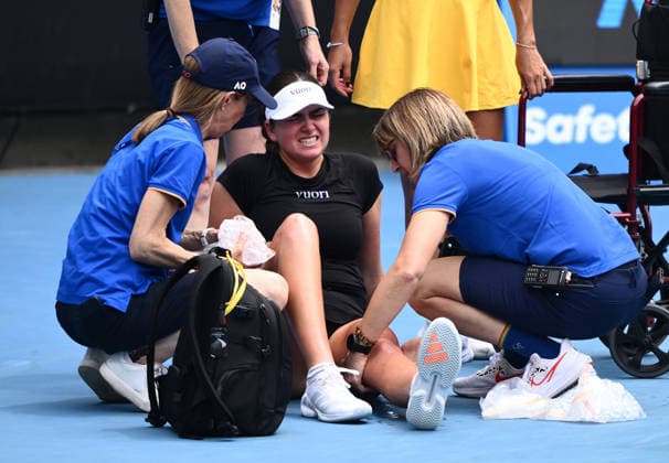 TENNIS AUSTRALIAN OPEN, Marina Stakusic of Canada is assisted after retiring from the Women™s 1st round match against Priscilla Hon of Australia on day 2 of the 2026 Australian Open tennis tournament at Melbourne Park in Melbourne, Monday, January 19, 2026. ( NO ARCHIVING MELBOURNE VICTORIA AUSTRALIA  Copyright: xJOELxCARRETTx 20260119135351225571