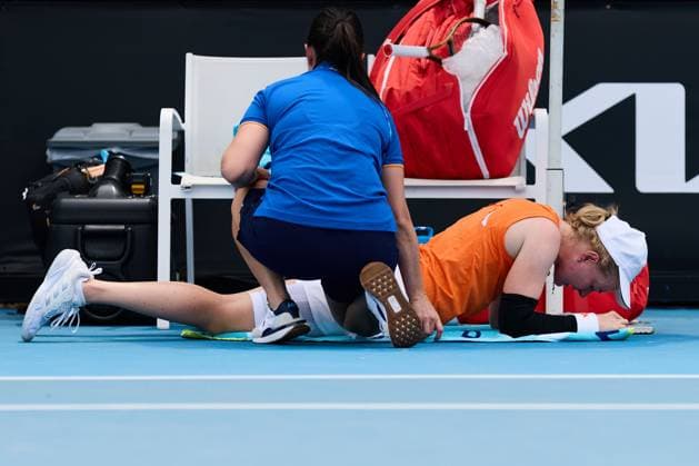 Francesca Jones of Great Britain during a medical timeout Australian Open tennis tournament, Day Two, Melbourne Park, Australia - 19 Jan 2026Melbourne Melbourne Park Victoria (VIC) Australia  Copyright: xRachelxBach Shutterstockx 16303002ad
