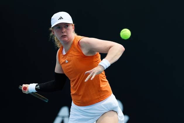 Francesca Jones of Great Britain hits a forehand Australian Open tennis tournament, Day Two, Melbourne Park, Australia - 19 Jan 2026Melbourne Melbourne Park Victoria (VIC) Australia  Copyright: xRachelxBach Shutterstockx 16303002w