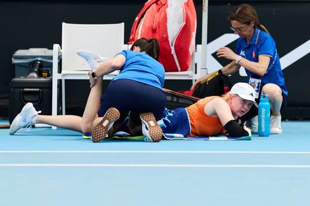 Francesca Jones of Great Britain during a medical timeout Australian Open tennis tournament, Day Two, Melbourne Park, Australia - 19 Jan 2026Melbourne Melbourne Park Victoria (VIC) Australia  Copyright: xRachelxBach Shutterstockx 16303002s