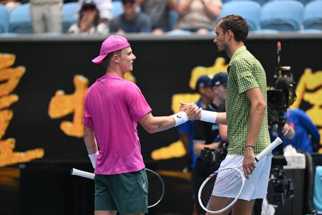 TENNIS AUSTRALIAN OPEN, Jesper De Jong of Netherlands (l) congratulates Danill Medvedev of Russia following their Men™s 1st round match on day 2 of the 2026 Australian Open tennis tournament at Melbourne Park in Melbourne, Monday, January 19, 2026. ( NO ARCHIVING MELBOURNE VICTORIA AUSTRALIA  Copyright: xLUKASxCOCHx 20260119156020778632