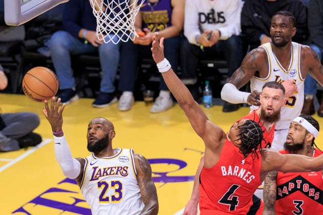 January 18, 2026, Los Angeles, California, USA: LeBron James 23 of the Los Angeles Lakers puts a layup under the basket during a regular season NBA, Basketball Herren, USA game against the Toronto Raptors on Sunday January 18, 2026 at Crypto.com Arena in Los Angeles, California. JAVIER ROJAS PI Los Angeles USA - ZUMAp124 20260118_zaa_p124_014 Copyright: xJavierxRojasx