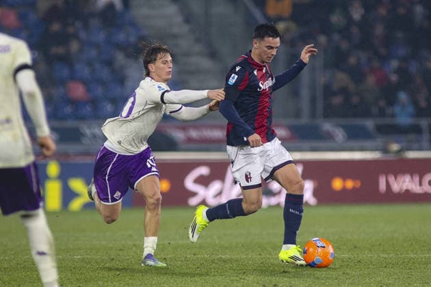 CALCIO - Serie A - Bologna FC vs ACF Fiorentina Nikola Moro of Bologna FC battle for the ball with Albert Guomundsson of ACF Fiorentina during Bologna BFC vs ACF Fiorentina, 21Â° Serie A Enilive 2025-26 game at Renato Dall Ara stadium in Bologna (BO), Italy, on January 18, 2026. Bologna Italy  Copyright: xIPAxSport ABACAx