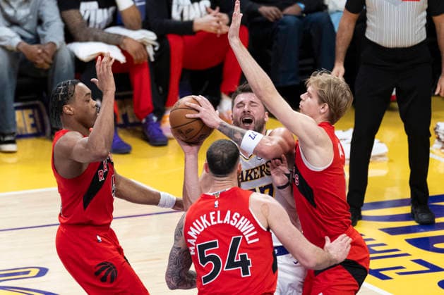 January 18, 2026, Los Angeles, California, USA: Los Angeles LakersÃ¢â‚¬â ¢ Luka DonÄÂiÄ¡ (77) is defended by the Toronto Raptors during an NBA, Basketball Herren, USA basketball game at Crypto.com Arena on Sunday, Jan. 18, 2026 in Los Angeles. Los Angeles USA - ZUMAc68_ 20260118_zaf_c68_056 Copyright: xRingoxChiux