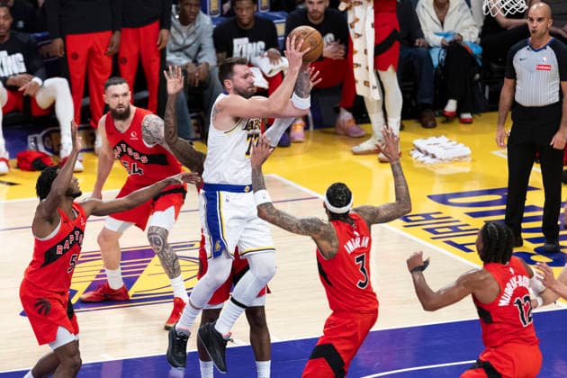 January 18, 2026, Los Angeles, California, USA: Los Angeles LakersÃ¢â‚¬â ¢ Luka DonÄÂiÄ¡ (77) looks to pass against the Toronto Raptors during an NBA, Basketball Herren, USA basketball game at Crypto.com Arena on Sunday, Jan. 18, 2026 in Los Angeles. Los Angeles USA - ZUMAc68_ 20260118_zaf_c68_059 Copyright: xRingoxChiux