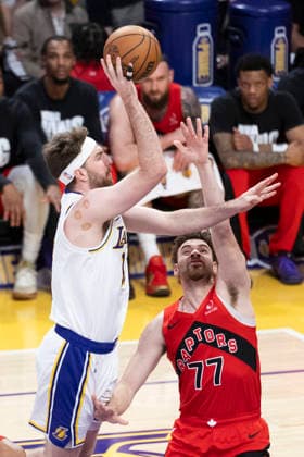 January 18, 2026, Los Angeles, California, USA: Los Angeles LakersÃ¢â‚¬â ¢ Drew Timme (17) shoots against Toronto Raptors Jamison Battle (77) during an NBA, Basketball Herren, USA basketball game at Crypto.com Arena on Sunday, Jan. 18, 2026 in Los Angeles. Los Angeles USA - ZUMAc68_ 20260118_zaf_c68_061 Copyright: xRingoxChiux