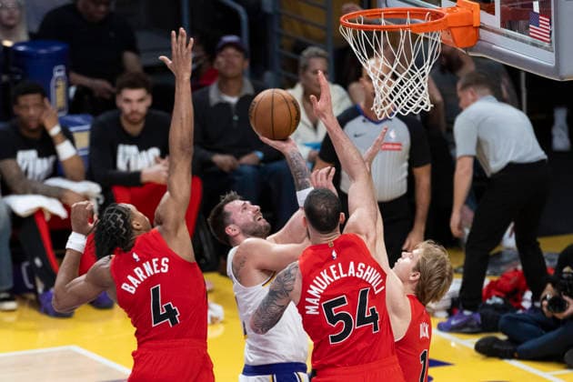 January 18, 2026, Los Angeles, California, USA: Los Angeles LakersÃ¢â‚¬â ¢ Luka DonÄÂiÄ¡ (77) shoots under pressure from the Toronto Raptors during an NBA, Basketball Herren, USA basketball game at Crypto.com Arena on Sunday, Jan. 18, 2026 in Los Angeles. Los Angeles USA - ZUMAc68_ 20260118_zaf_c68_074 Copyright: xRingoxChiux