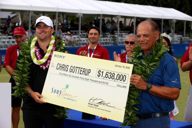 January 18, 2026 - Chris Gotterup receives the winners check from Corbett Kalama after winning the 2026 Sony Open in Hawaii at Waialae Country Club in Honolulu, HI - CSM Honolulu USA - ZUMAc04_ 20260118_zma_c04_308 Copyright: xAndrewxLeex