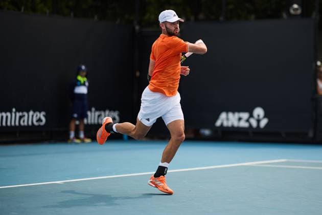 Jacob Fearnley of Great Britain hits a forehand Australian Open tennis tournament, Day Two, Melbourne Park, Australia - 19 Jan 2026Melbourne Melbourne Park Victoria (VIC) Australia  Copyright: xRachelxBach Shutterstockx 16303002aw