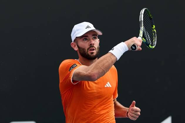 Jacob Fearnley of Great Britain hits a forehand Australian Open tennis tournament, Day Two, Melbourne Park, Australia - 19 Jan 2026Melbourne Melbourne Park Victoria (VIC) Australia  Copyright: xRachelxBach Shutterstockx 16303002av