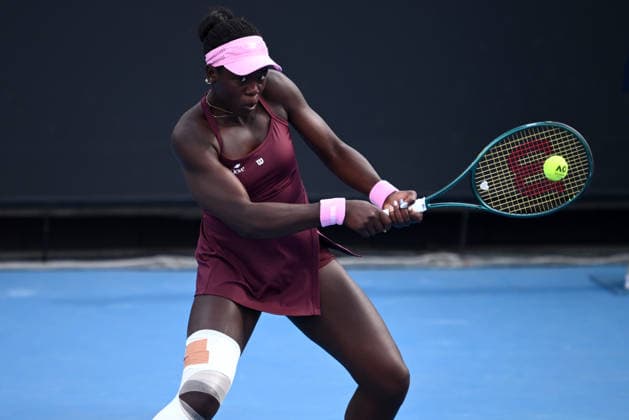 TENNIS AUSTRALIAN OPEN, Magda Linette of Poland returns to Emerson Jones of Australia during the Women™s 1st round match on day 2 of the 2026 Australian Open tennis tournament at Melbourne Park in Melbourne, Monday, January 19, 2026. ( NO ARCHIVING MELBOURNE VICTORIA AUSTRALIA  Copyright: xJOELxCARRETTx 20260119165509924347