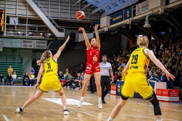 Basketball Berlin 18 01 2026 Season 2025 2026 DBBL 1 Bundesliga Alba Berlin GiroLive Panthers Osnabrück Kennedy Dickie Osnabrück, No 01 Nina Rosemeyer Alba, No 11