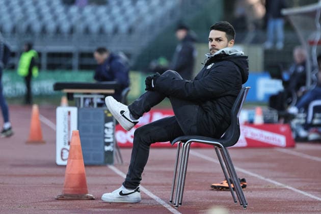 18 01 2026, Football, Men, Third League, Season 2025 2026, 20 Matchday 3 Liga FC Schweinfurt 05 Viktoria Köln Coach Victor Kleinhenz FC Schweinfurt 05 on the coachs chair Schweinfurt Riedel Bau Arena in Sachs Stadio Bayern Unterfranken Germany